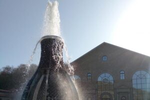 Рабочие заменили все 1954 бутылки в фонтане на главной площади Абрау-Дюрсо