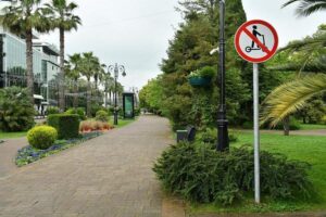 В Сочи сократят количество зон для проезда на электросамокатах
