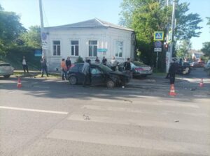 В Краснодаре в результате столкновения трёх иномарок пострадал мужчина и ребёнок