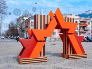 На горе в Туапсе развернули знамя Победы
