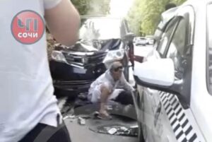 Мужчину на самокате зажало между двумя машинами в Сочи