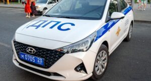 Фура с абрикосами опрокинулась на трассе под Новороссийском