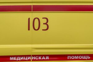 На соревнованиях по мотокроссу в Крымске женщина выбежала на трассу перед гонщиком