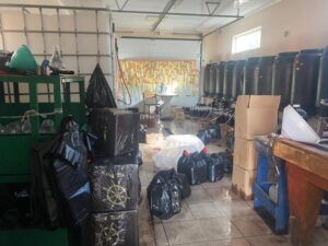 Силовики изъяли 5,5 тонн суррогатной чачи, коньяка и вина из подпольного цеха на Кубани