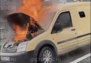 Инкассаторская машина загорелась на ходу в центре Сочи