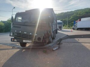 На автодороге возле Новороссийска затруднено движение из-за ДТП с грузовиком