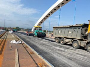 На дублере Яблоновского моста начали укладывать асфальт