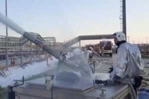 Пять пожарных поездов привлекли к тушению огня на нефтебазе в Темрюкском районе