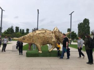 Около стадиона Краснодар установили металлического динозавра