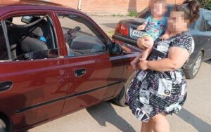 На Кубани ребенок оказался один в заблокированной машине