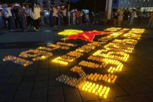 Жители Краснодара зажгли «Огненную картину войны» из 5 тысяч свечей