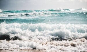В Анапе запретили купаться в море из-за шторма