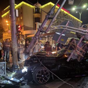 В центре Краснодара BMW влетел в бетонную опору светофора, пострадали три человека
