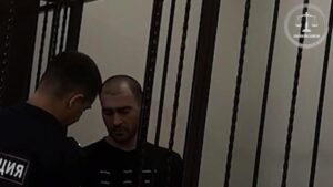 В Краснодаре суд почти на 2 месяца арестовал мужчину, который избил подростка в лифте многоэтажки
