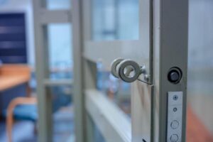 Двое новороссийцев ответят в суде за кражу части кузова самосвала