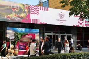 Кубанское Пино Нуар и крем-суп из краба: чем кормят участников ПМЭФ-2023
