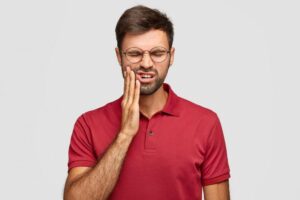 Как справиться с резкой зубной болью?