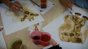 В Сибири провели семейный мастер-класс по кофейной росписи