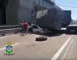 Грузовик раздавил легковушку на подъезде к кубанской столице