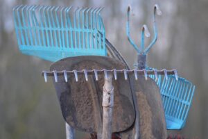 В Краснодаре пьяница с лопатой налетел на судебных приставов, которые пришли его выселять