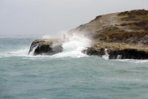 Сильный ветер поднял двухметровые волны в Азовском море
