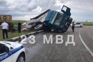Фура завалилась на легковушку с людьми и собакой на Кубани