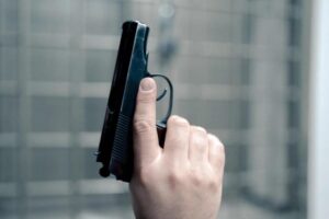 В Краснодаре посыльный устроил перестрелку в офисе заказчика