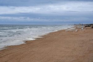 В Анапе снова выгоняют людей из моря