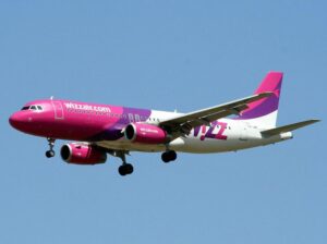 Из Краснодарского края в Вену: пассажиры задержанного рейса Wizz Air рассказали, как вторые сутки ждут самолет