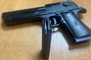 В Сочи приезжий угрожал водителю игрушечным пистолетом