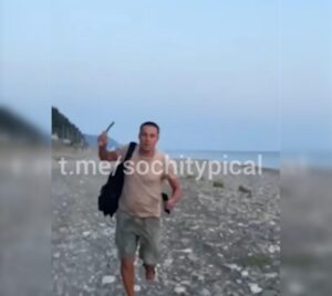 На отдыхающего на пляже в Сочи набросился агрессор с ножом