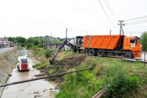 Канал водоотведения расчищают в Адлерском районе Сочи