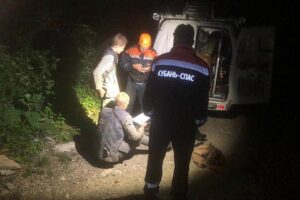 На Кубани спасатели полсуток искали и выводили из леса отца с сыном