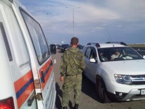 Водителям, застрявшим в пробке на Крымский мост, развозят воду