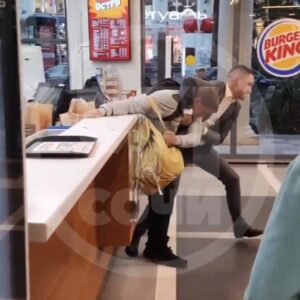 Неадекватный мужчина устроил дебош в ресторане быстрого питания в Сочи