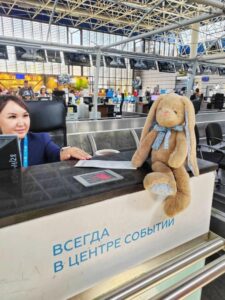 Потерянного в аэропорту Сочи плюшевого зайку вернули хозяйке из Мурманска