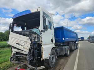При столкновении двух большегрузов в Краснодаре пострадал водитель, он вылетел через лобовое стекло