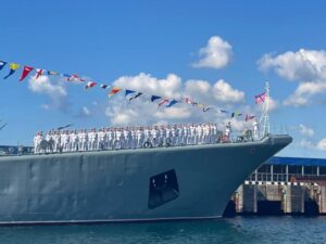 Парад, вальс буксиров и встречный бой: как Новороссийск отмечает День ВМФ