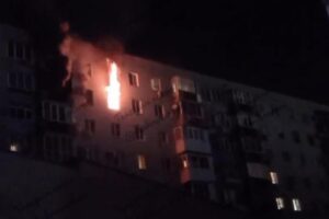 Пожарные спасли восемь человек из горящей многоэтажки в Краснодаре