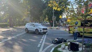 В Сочи иномарка сбила юнца на мопеде
