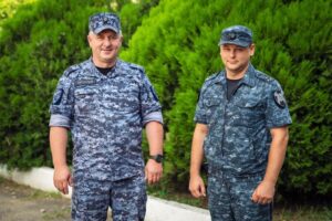 Росгвардейцы в Краснодаре помогли курьеру, потерявшему сознание у дороги