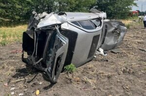 На Кубани лихач на Mercedes на скорости съехал в поле и загубил пассажира