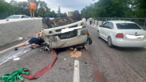 Движение на Мамайском перевале в Сочи затруднено из-за перевернутого грузовика