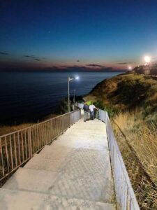 В Анапе благоустраивают популярные спуски к морю