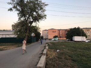 В Краснодаре дети вынуждены ходить в школу по проезжей части