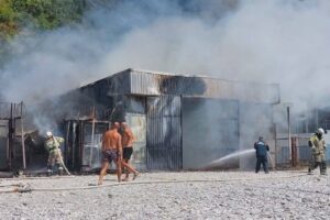 Ангар лодочных катеров сгорел на пляже Туапсинского района