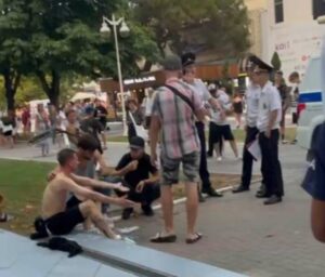 Двое туристов подрались с охранником ресторана быстрого питания в Геленджике