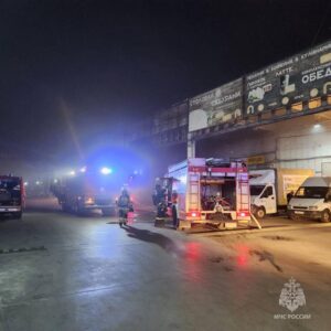 В промзоне Краснодара всю ночь тушили склады