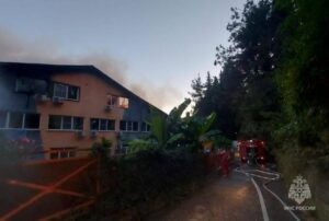 Прокуратура выясняет причину пожара в 4-этажном доме в Сочи