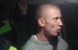 «Нам любые дороги дороги»: автостопщик спел в машине каневских полицейских